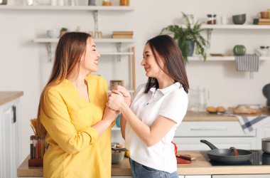 Evdeki genç lezbiyen çift.