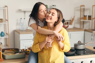 Evdeki genç lezbiyen çift.