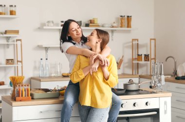 Evdeki genç lezbiyen çift.