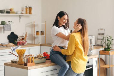 Evdeki genç lezbiyen çift.