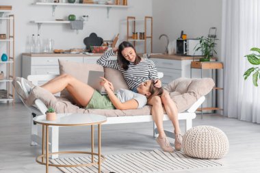 Genç lezbiyen çift evde dinleniyor.