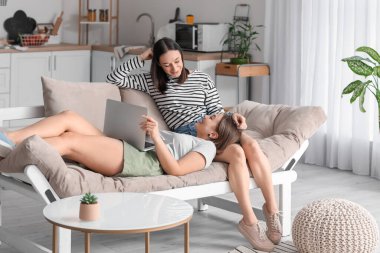 Genç lezbiyen çift evde dinleniyor.