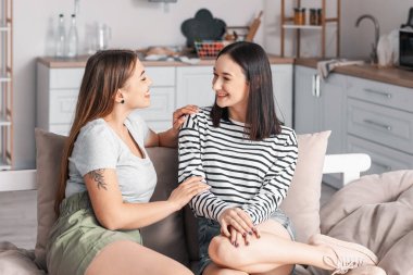 Genç lezbiyen çift evde dinleniyor.