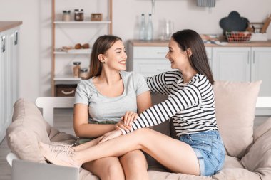 Genç lezbiyen çift evde dinleniyor.