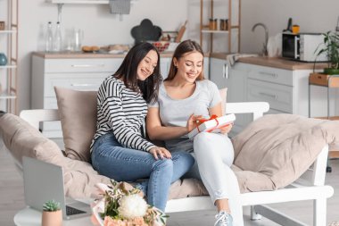 Evde hediyeleri olan genç lezbiyen çift.