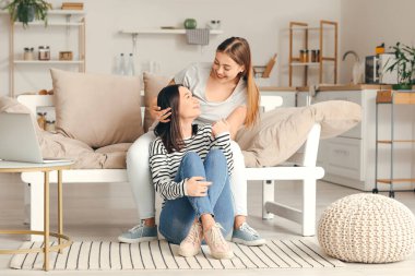 Genç lezbiyen çift evde dinleniyor.