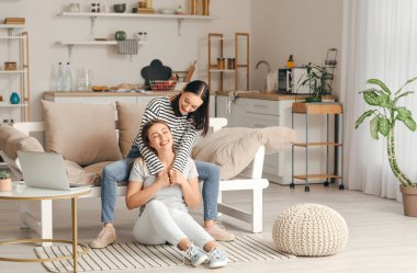 Genç lezbiyen çift evde dinleniyor.