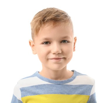 Beyaz arka planda sevimli küçük bir çocuk.