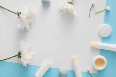Renk arka planında kozmetik ürünleri ve bahar çiçekleriyle kompozisyon