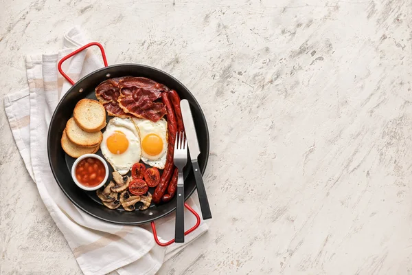 Traditional English Breakfast Fried Eggs Pan Light Background — Stock Photo, Image