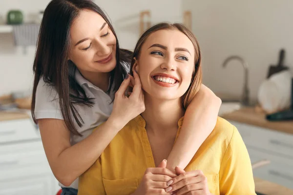 Young Lesbian Couple Kitchen Home — Stock Photo, Image