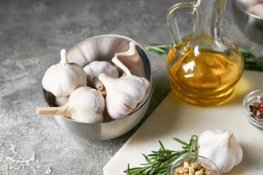 Gri masada taze sarımsaklı kase.