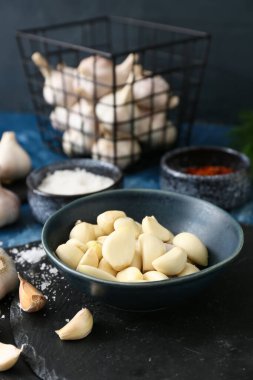 Masada bir kase taze sarımsak var.