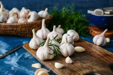 Renkli arka planda taze sarımsaklı tahta