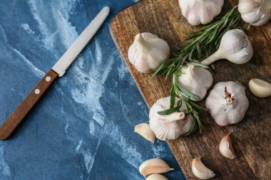 Renkli arka planda taze sarımsak