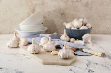 Hafif arkaplanda taze sarımsak