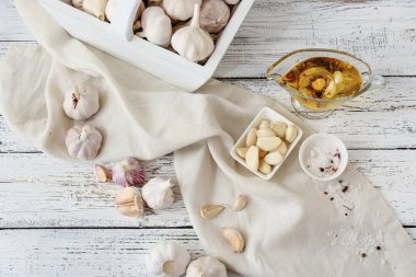 Hafif ahşap arka planda baharatlı taze sarımsak.