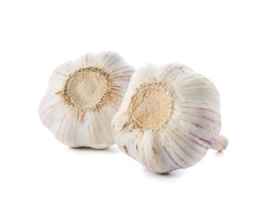 Beyaz arka planda taze sarımsak