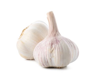 Beyaz arka planda taze sarımsak