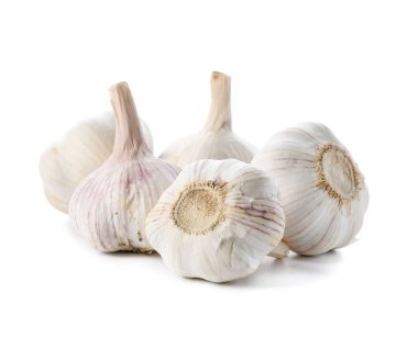 Beyaz arka planda taze sarımsak