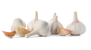 Beyaz arka planda taze sarımsak