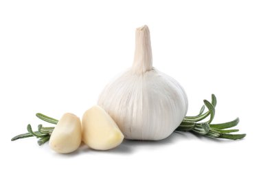 Beyaz arka planda baharatlı taze sarımsak.