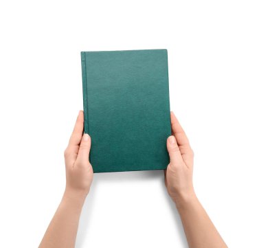 Beyaz arkaplan üzerine boş kitabı olan kadın elleri