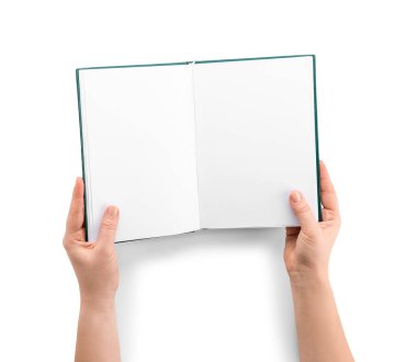 Beyaz arkaplan üzerine boş kitabı olan kadın elleri