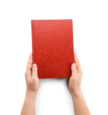 Beyaz arkaplan üzerine boş kitabı olan kadın elleri