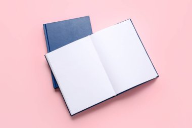 Renk arkaplanı üzerine boş kitaplar