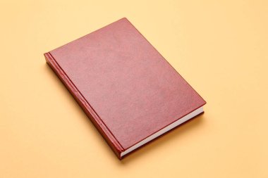 Renk arkaplanı üzerine boş kitap