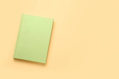 Renk arkaplanı üzerine boş kitap