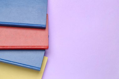 Renk arkaplanı üzerine boş kitaplar