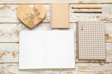 Ahşap arkaplan üzerine boş bir kitap