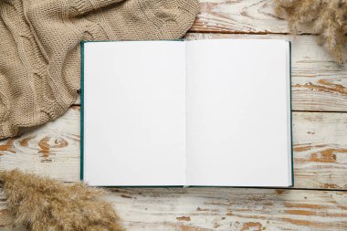 Boş kitap ve tahta zemin üzerinde kamış