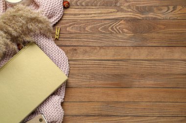 Boş kitap, fındık ve tahta arka planda kamış.