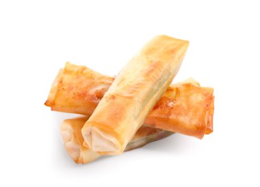 Beyaz arka planda lezzetli kızarmış börekler.