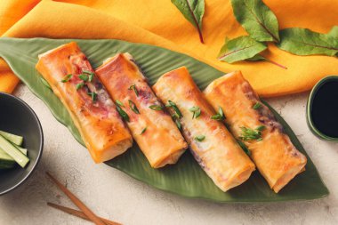 Tabakta lezzetli kızarmış börekler var.