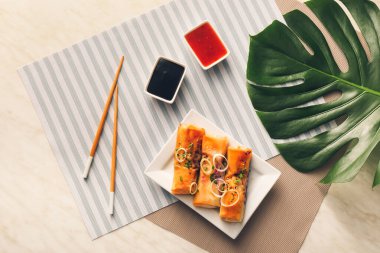 Lezzetli kızarmış börek ve hafif arka planda soslu tabak.