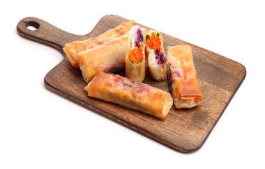 Beyaz arka planda leziz kızarmış börek tahtası