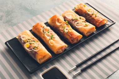 Tabakta lezzetli kızarmış börekler var.