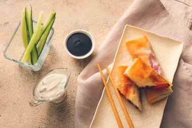 Lezzetli kızarmış börek ve hafif arka planda soslu tabak.