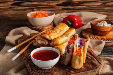 Lezzetli kızarmış börek ve ahşap arka planda sos.