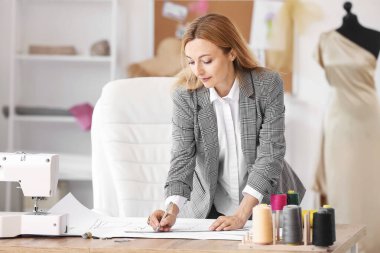 Stüdyoda çalışan kadın moda tasarımcısı