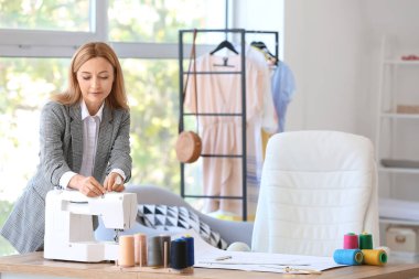 Stüdyoda çalışan kadın moda tasarımcısı