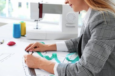 Stüdyoda çalışan kadın moda tasarımcısı, yakın plan.