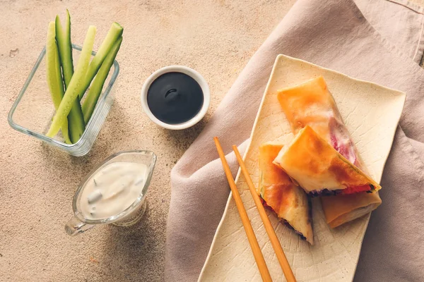 Lezzetli kızarmış börek ve hafif arka planda soslu tabak.