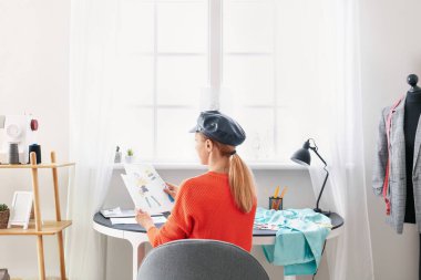 Stüdyoda çalışan kadın moda tasarımcısı, yakın plan.