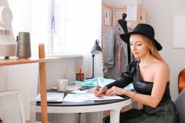 Stüdyoda çalışan kadın moda tasarımcısı