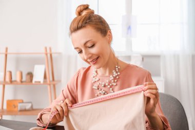 Stüdyoda çalışan kadın moda tasarımcısı